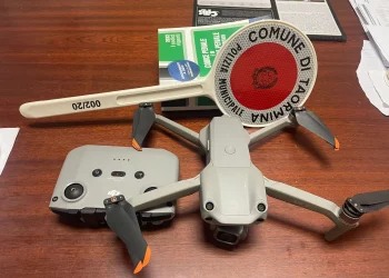 Taormina. Drone (non in regola) si schianta sulla cima di un albero: proprietario denunciato e multato dalla Polizia municipale