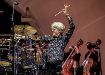Stewart Copeland: “Non vedo l’ora di suonare al Teatro Antico di Taormina e di mangiare la pasta alla norma”