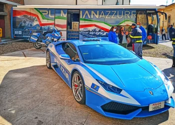 Giardini. “Pullman Azzurro” e Lamborghini della Polizia: tappa sul lungomare