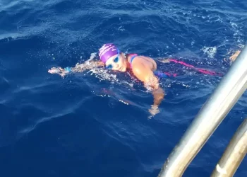 Taormina. Grazia Migliore: traversata dello Stretto a nuoto in 53′