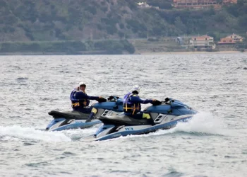 Giardini e Letojanni. Controlli della Polizia in mare: elevate decine di sanzioni amministrative. Blitz anche in alcuni lidi balneari