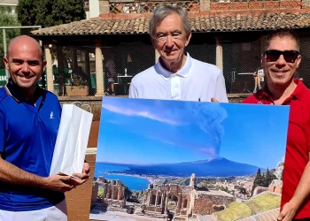 Bernard Arnault: estate 2023 a Taormina tra mare, sole, arte e solite partite di tennis con l’amico maestro Mario Quattrocchi