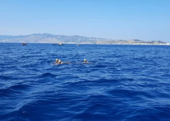 Taormina. Billy Barbera, Furio Ragno e Ivano Cosma: traversata dello Stretto a nuoto in 49′