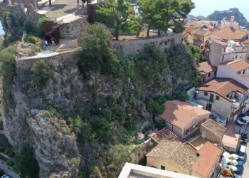 Frane, a Castelmola si consolida la rupe del castello
