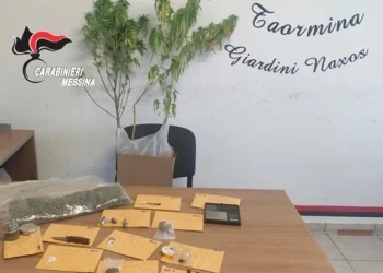 Giardini. “Droga party” in un’abitazione: arrestato 29enne. Al vaglio dei Cc anche la posizione di tre giovani stranieri
