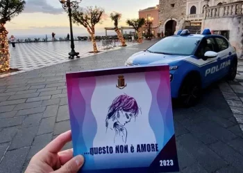Taormina. Campagna “Questo non è amore”: punto informativo della Polizia in Piazza IX Aprile