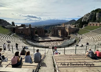 “Turisti in visita al Teatro Antico di Taormina estasiati anche per la prima neve sull’Etna”