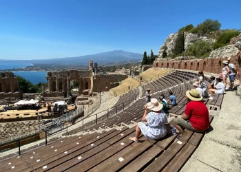 Dietrofront della Regione Siciliana. Dal 2024 il biglietto per il Teatro Antico di Taormina costerà 12 euro. Dal 2025 si pagherà 14 euro