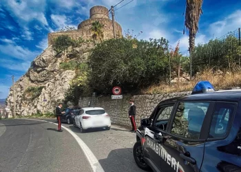 Cc Compagnia di Taormina. Tre segnalati per droga. Denunciato anche un 40enne per porto abusivo di coltello di genere vietato