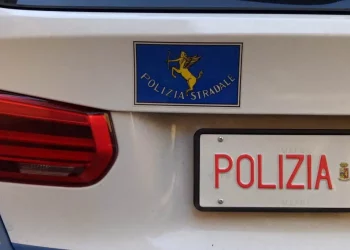 “Truffa dello specchietto” sull’A18 Messina-Catania: 21enne arrestato dalla Polizia