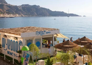 Giardini. Il Mykonos beach cambia look. Calì: “Stagione 2024 all’insegna dell’inclusione”