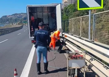 Cantiere irregolare sull’A18 all’altezza di Letojanni, la Polizia stradale sospende i lavori