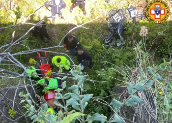 Motociclista di Giardini esce fuori strada sulla “Mareneve” e precipita in una scarpata