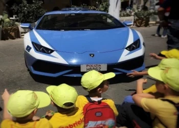 “E…state con noi”: il Camper azzurro e la Lamborghini della Polizia a Taormina