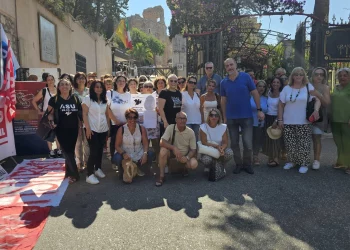 Taormina. “Traditi e abbandonati dal Governo regionale”: protesta dei lavoratori Asu davanti al Teatro Antico