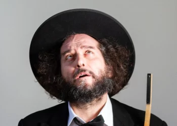 Vinicio Capossela il 23 agosto 2024 protagonista al Festival Taormina Arte con lo spettacolo “Vecchi Tasti – Camera a Sud trentennale”