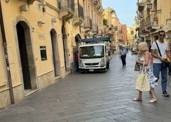 Taormina. De Luca: “Daspo per i mezzi di carico e scarico fuori orario sul Corso Umberto”