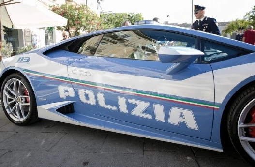 Taormina. Polizia stradale: “Pullman Azzurro” e Lamborghini in Piazza S. Pancrazio