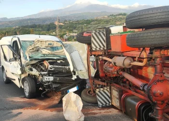 Incidente sull’A18 tra Fiumefreddo e Giardini: morto un giovane, tre feriti trasportati all’ospedale di Taormina