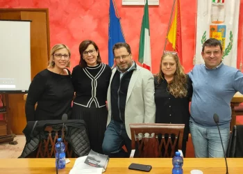 Letojanni abbraccia la cultura: grande successo per la presentazione de Il verso sbagliato