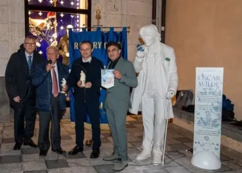 Taormina. Turchetti: “In Piazza IX Aprile una bellissima statua raffigurante Oscar Wilde a opera dello scultore Vito Giuffrida”