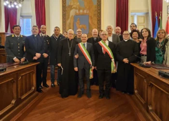 Taormina. L’arcivescovo Accolla in visita a Palazzo dei Giurati. De Luca: “Incontro importante per la comunità”