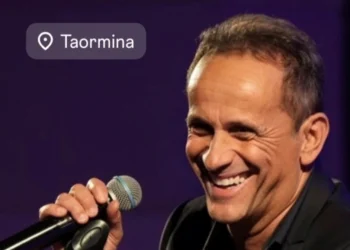 Uccio De Santis incanta Taormina: successo strepitoso al Palazzo dei congressi