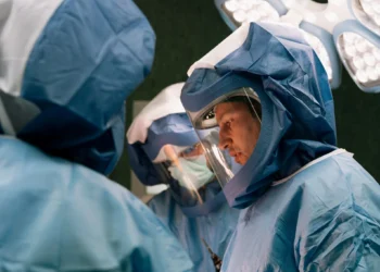 “Nunziata, 102 anni, dimessa dopo un intervento per frattura di femore. Grazie all’équipe del dott. Sigismondo Mauro, noto ortopedico di Letojanni”