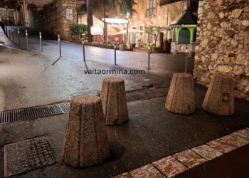 Taormina. Porta Messina: ecco i nuovi paletti che si aggiungono ai dissuasori in cemento