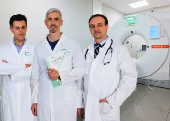 I dottori Marco Sorbello, Pasquale Iodice e Vincenzo Calabrò di Clinicasa accanto alla TC per il Calcium Score