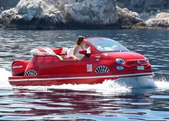 Taormina. “La barca più fotografata della baia: la Fiat 500 del mare fa rivivere la Dolce Vita”