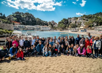 “Onde di amicizia”: esperienza culturale e sinergia locale nella baia di Taormina