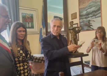 Nave “Amerigo Vespucci” a Giardini: premiazione con 3 statuette realizzate dal maestro Turi Azzolina