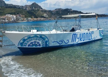 Giardini. Al Mykonos Beach l’estate è inclusiva e spettacolare con la nuova barca per le escursioni