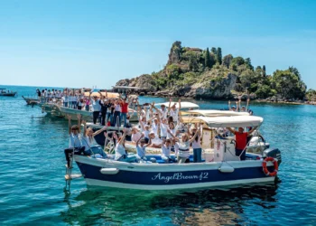 Taormina. “Onde di Amicizia”: 160 studenti alla scoperta delle meraviglie del mare