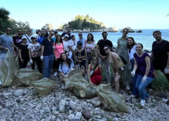Taormina. “Giornata mondiale degli oceani”: Villa Sant’Andrea e Università di Catania insieme per la pulizia della spiaggia di Isola Bella