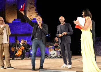 Taormina. Standing ovation per Uccio De Santis premiato al Teatro Antico con il Nations Award