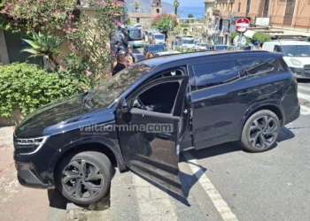 Taormina. Voleva fare inversione a U: turista tedesco finisce con l’auto sulle scale in via S. Pancrazio