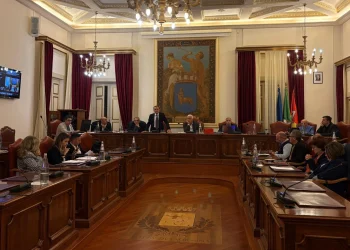 Taormina. Manuli e Bonesoli: “In Consiglio comunale attacchi alla stampa, allergia al dissenso e silenzi imbarazzanti della maggioranza”