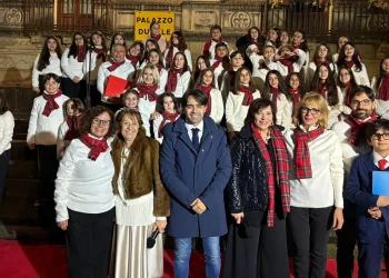 Misterbianco canta il Natale: emozioni, orgoglio e comunità al concerto dell’Istituto “Leonardo da Vinci”