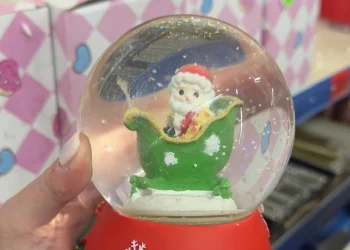 La Guardia di Finanza di Taormina sequestra a S. Teresa oltre 13mila oggetti natalizi pericolosi per la salute