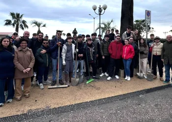 Taormina. A Mazzeo tanti giovani volontari per ripulire le strade dopo la mareggiata del 20 gennaio 2026