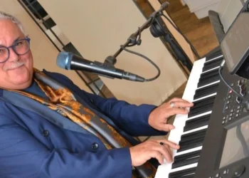 “Il pianista Antonello Tonna, sopravvissuto al naufragio della Concordia, continua a regalare musica ed emozioni”