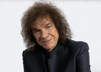 Riccardo Cocciante sul palco del Primo Maggio di Roma. In estate sarà in Sicilia