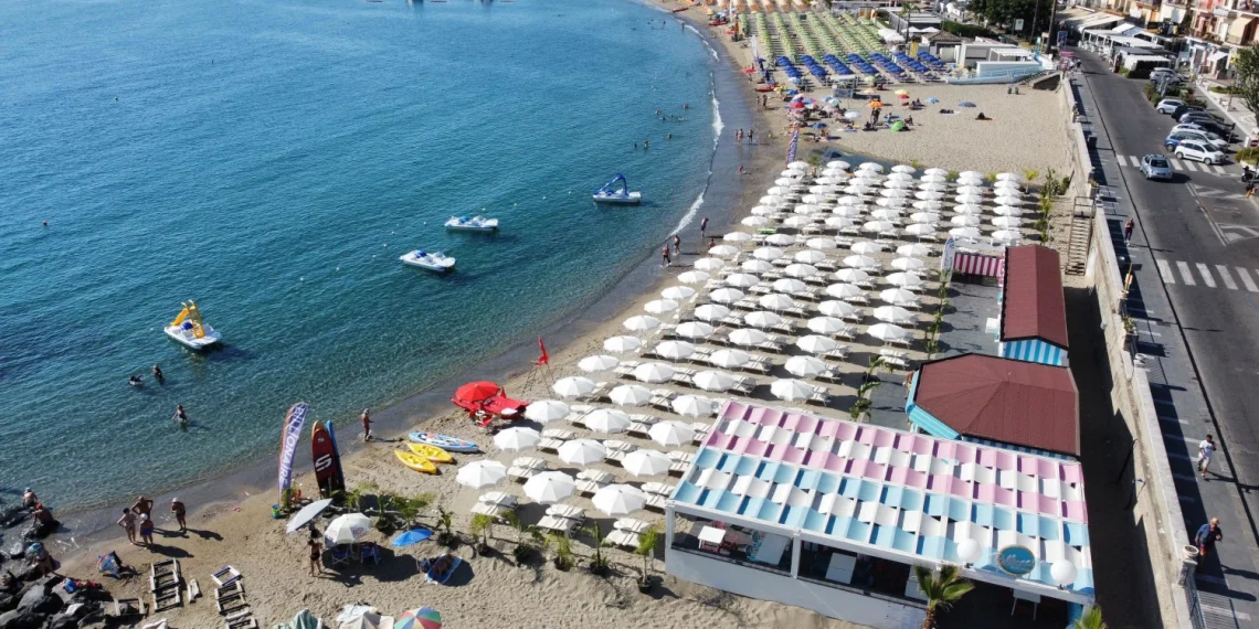 Giardini. Il Billionaire Beach Club riapre tra novità e offerte turistiche al centro della stagione 2026