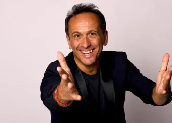 Il grande comico Uccio De Santis torna in Sicilia con lo spettacolo: “Scusi, per Hollywood?”