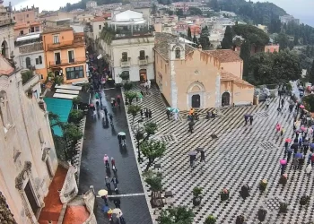 Taormina. La pioggia del 1° Maggio non ferma i visitatori: in tanti a passeggio nel centro storico
