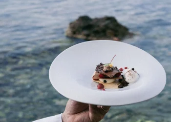 Taormina. Riapre Brizza: il gusto del mare nelle sere d’estate torna sulla spiaggia di Villa Sant’Andrea, A Belmond Hotel