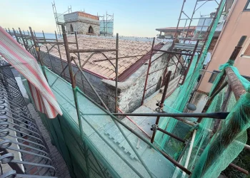 Taormina. Alcuni residenti: “A Mazzeo ponteggio da quasi due anni tra disagi, danni economici e timori per la sicurezza della collettività”