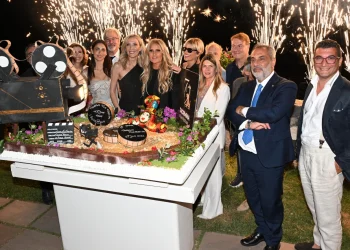 Taormina. La Plage Resort incanta le star del Film Festival: tra la magia di Isolabella e una spettacolare torta-scultura finale